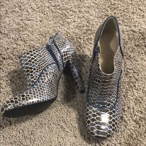 Beautiful iridescent Rockport ankle bootie